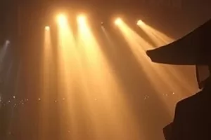 《城市里的守夜人》封面，深夜便利店灯光与街道